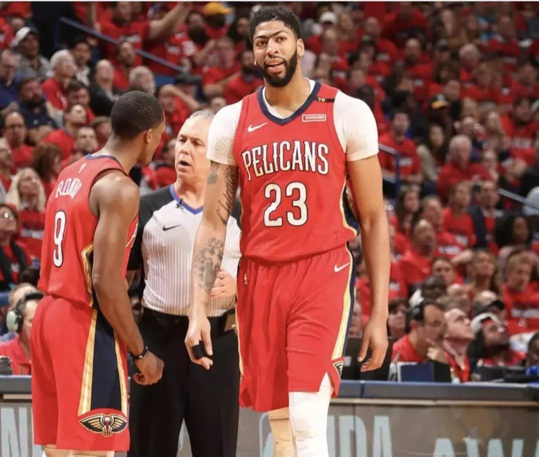 他主动走向 他主动走向